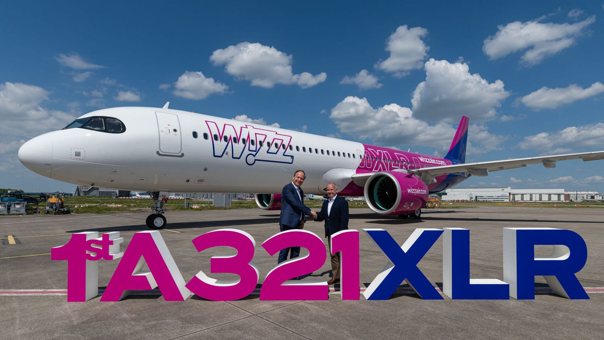 Christoph Zammert (Airbus) und Owain Jones (Wizz Air) bei der Übergabe des neuen Jets in Hamburg: Die Billigairline hat insgesamt 47 Flugzeuge bestellt. Christoph Zammert (Airbus) und Owain Jones (Wizz Air) bei der Übergabe des neuen Jets in Hamburg: Die Billigairline hat insgesamt 47 Flugzeuge bestellt.