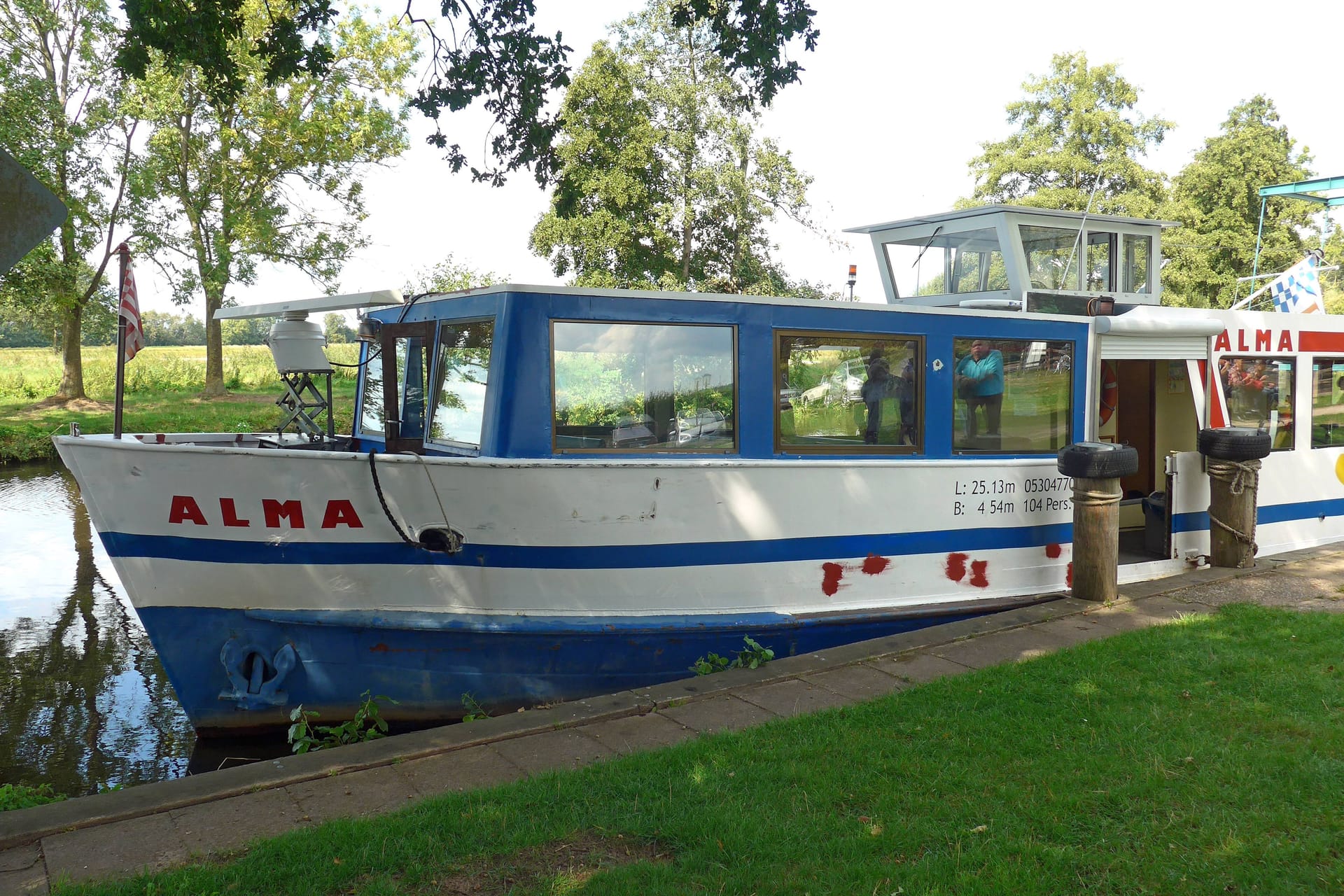 Der Ausflugsdampfer "Alma" liegt in Worpswede (Archivbild): Mittlerweile heißt das Schiff "Sansibar".
