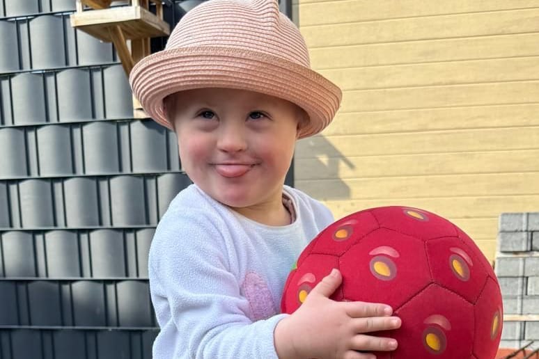 Jette mit Ball: Die Dreijährige aus Berlin benötigt dringend eine Stammzellenspende.