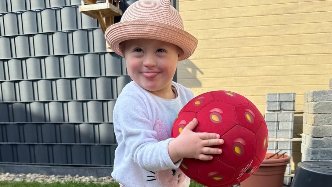 Jette mit Ball: Die Dreijährige aus Berlin benötigt dringend eine Stammzellenspende.