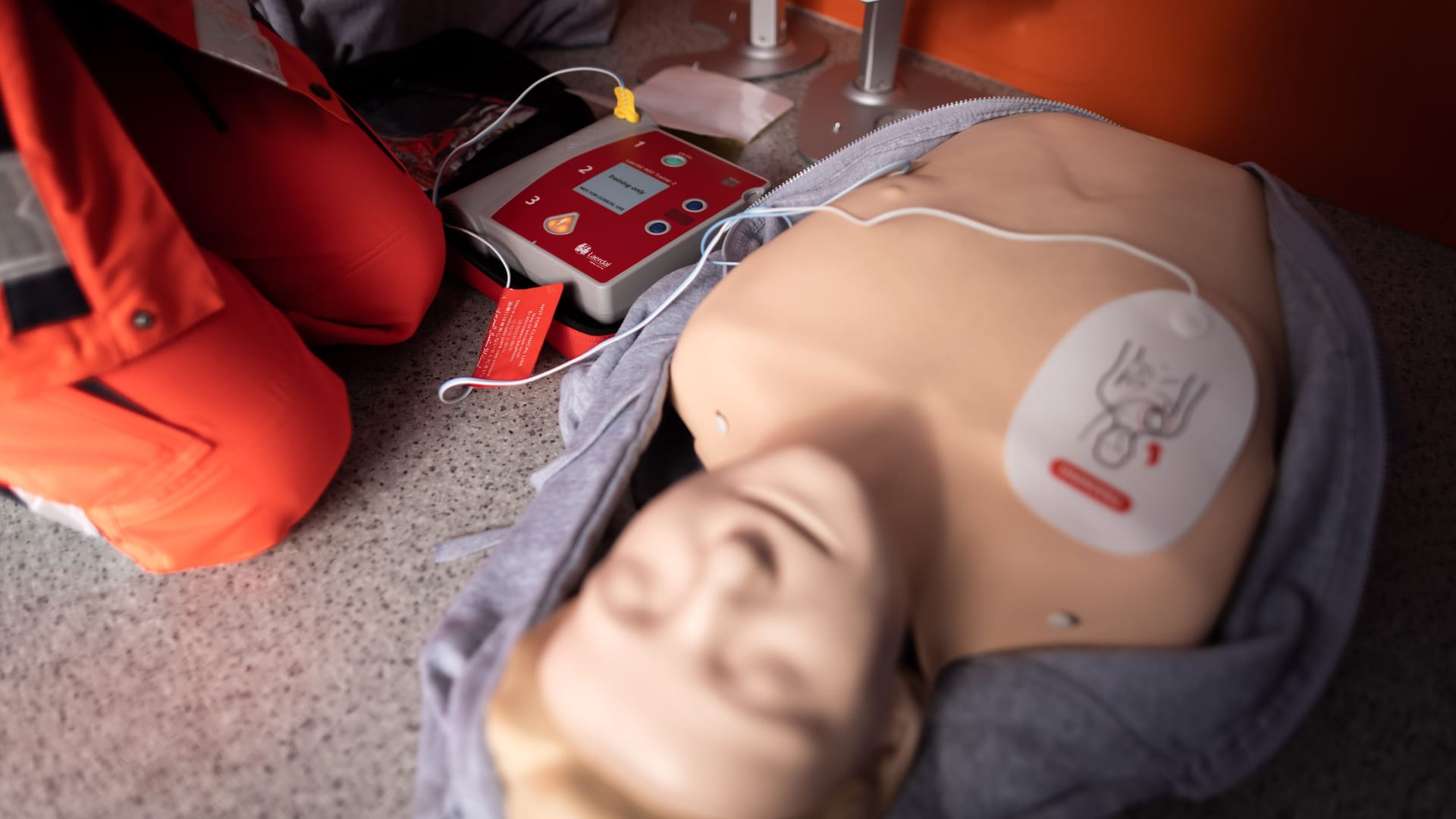 Fit bleiben: Viele Rettungsdienstorganisationen und Automobilclubs bieten Auffrischungskurse an. Meist dauern sie nur einen Tag.