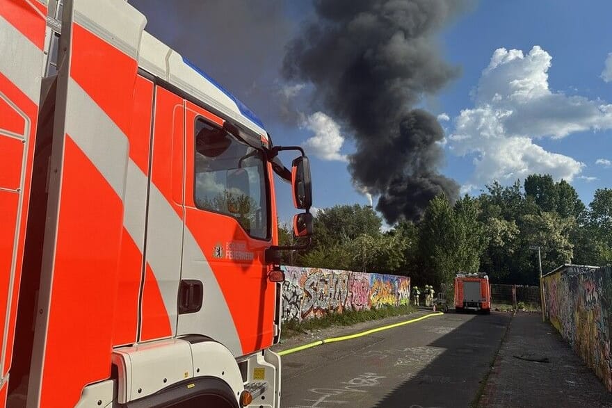 Einsatzkräfte der Feuerwehr am Brandort in Spandau: Das Feuer griff auf eine Lagerhalle über.