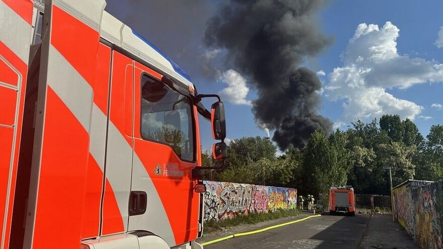 Einsatzkräfte der Feuerwehr am Brandort in Spandau: Das Feuer brach in einer verlassenen Kleingartenkolonie aus.