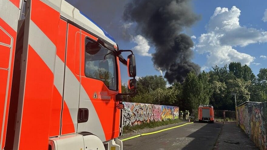 Einsatzkräfte der Feuerwehr am Brandort in Spandau: Das Feuer griff auf eine Lagerhalle über. Einsatzkräfte der Feuerwehr am Brandort in Spandau: Das Feuer griff auf eine Lagerhalle über.