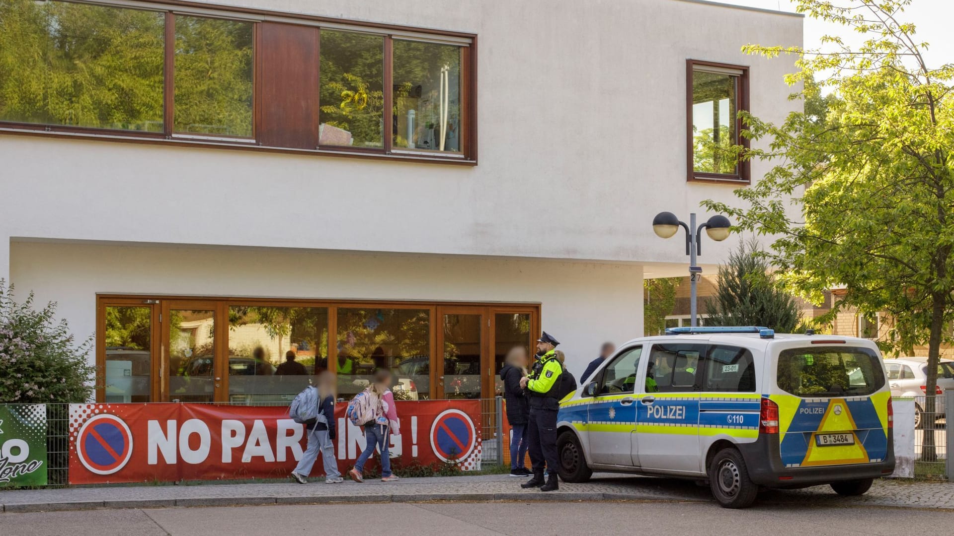 Die Polizei steht vor einer Grundschule im Berliner Bezirk Spandau, während Schüler am Morgen zur Schule kommen Die Polizei steht vor einer Grundschule im Berliner Bezirk Spandau, während Schüler am Morgen zur Schule kommen