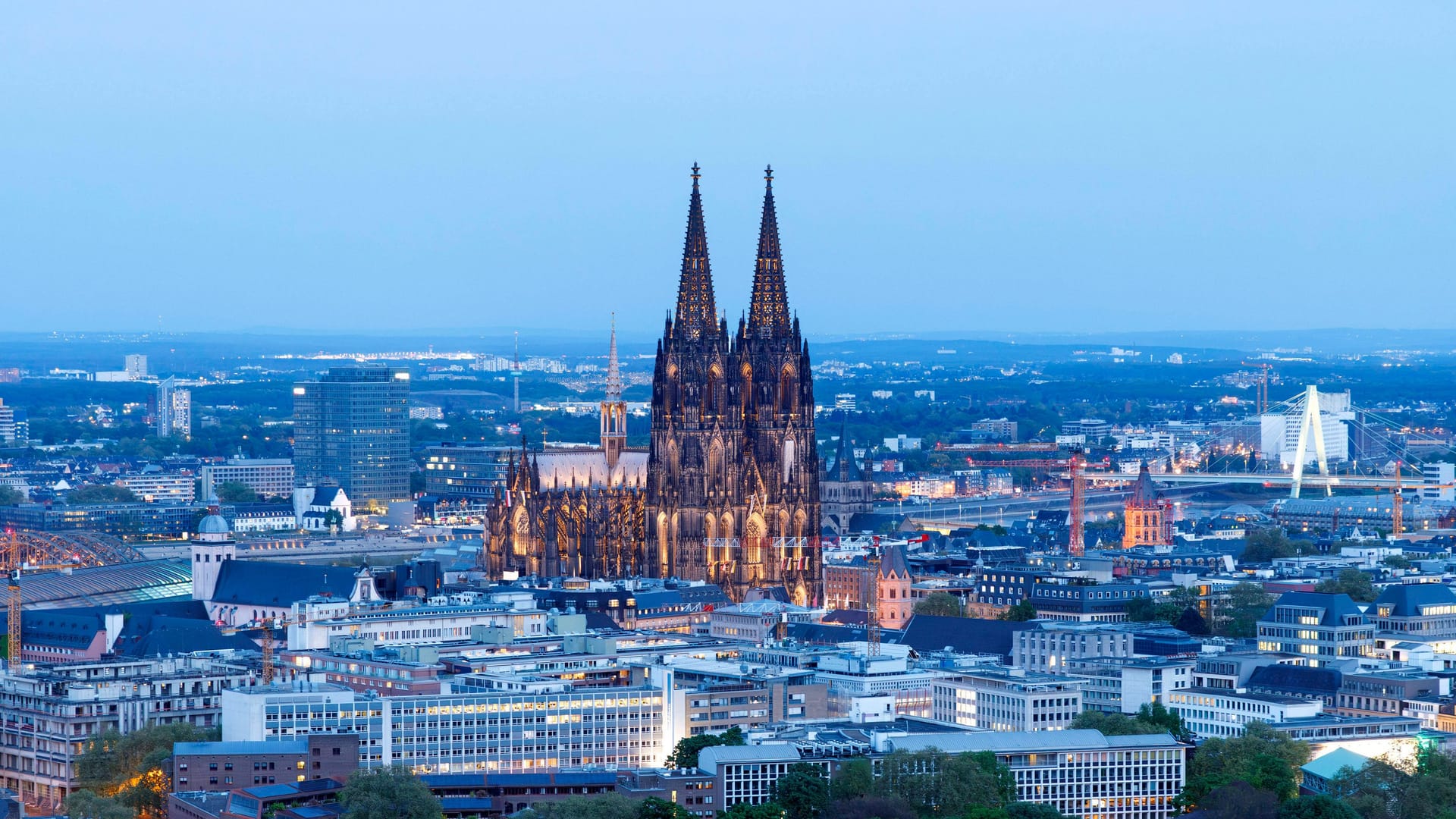 Der Kölner Dom strahlt in der Dämmerung (Symbolfoto): Für Abendspaziergänge am Rhein braucht es bald wieder den Pullover.