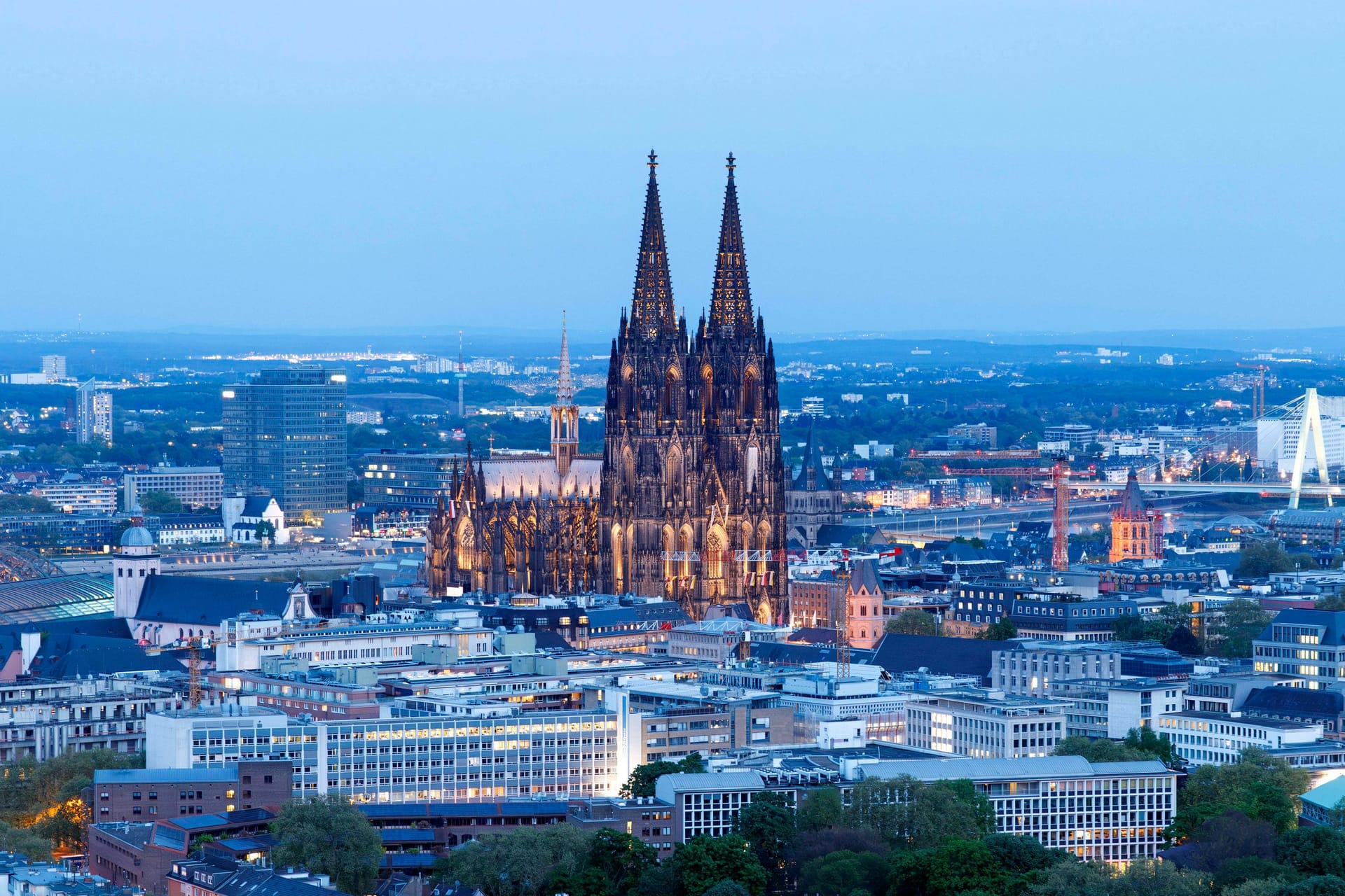Der Kölner Dom strahlt in der Dämmerung (Symbolfoto): Für Abendspaziergänge am Rhein braucht es bald wieder den Pullover. Der Kölner Dom strahlt in der Dämmerung (Symbolfoto): Für Abendspaziergänge am Rhein braucht es bald wieder den Pullover.