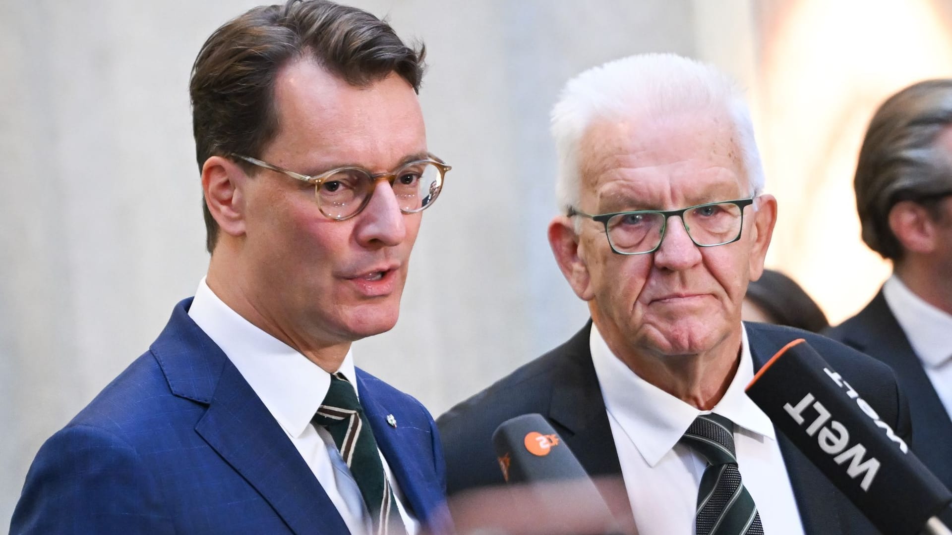 Arminia gegen den VfB: Wüst und Kretschmann fachsimpeln