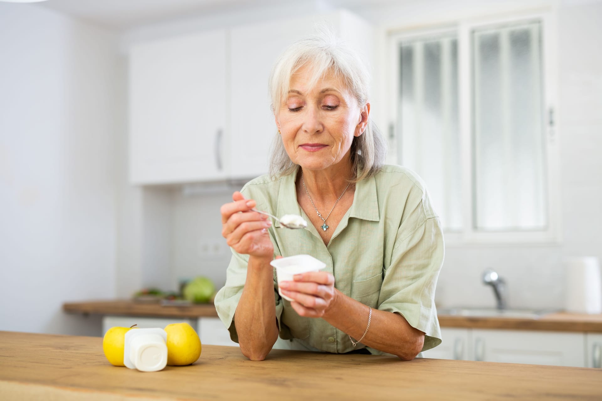 Frau isst Joghurt