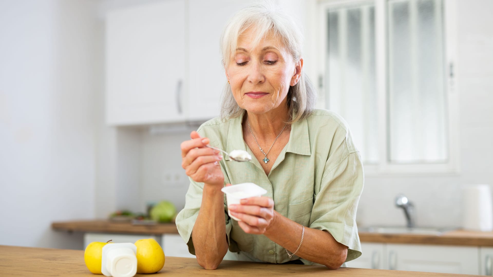 Frau isst Joghurt