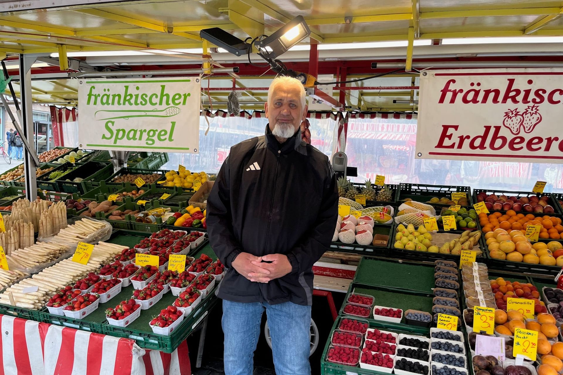 Peter Ochs ist Obst- und Gemüseverkäufer auf dem Hauptmarkt.