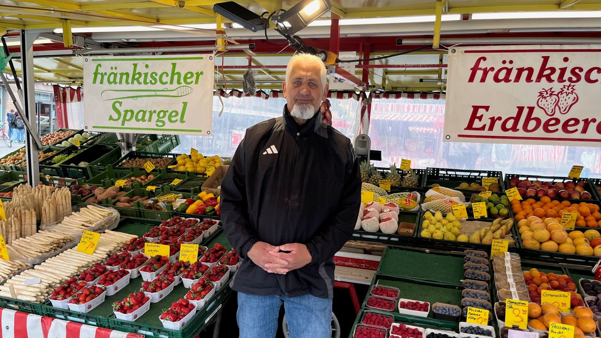 Peter Ochs ist Obst- und Gemüseverkäufer auf dem Hauptmarkt. Peter Ochs ist Obst- und Gemüseverkäufer auf dem Hauptmarkt.