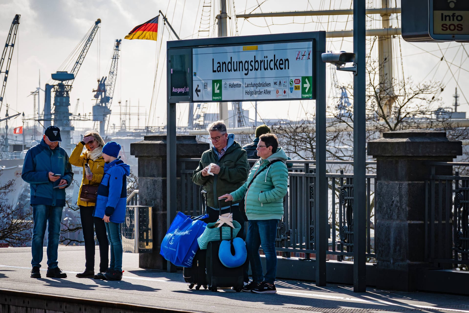 Fahrgäste warten auf die U3 an den Landungsbrücken (Symbolbild): Zum Hafengeburtstag verstärkt der HVV sein Angebot.