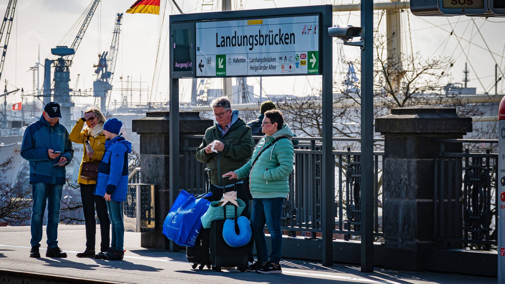 Fahrgäste warten auf die U3 an den Landungsbrücken (Symbolbild): Zum Hafengeburtstag verstärkt der HVV sein Angebot.