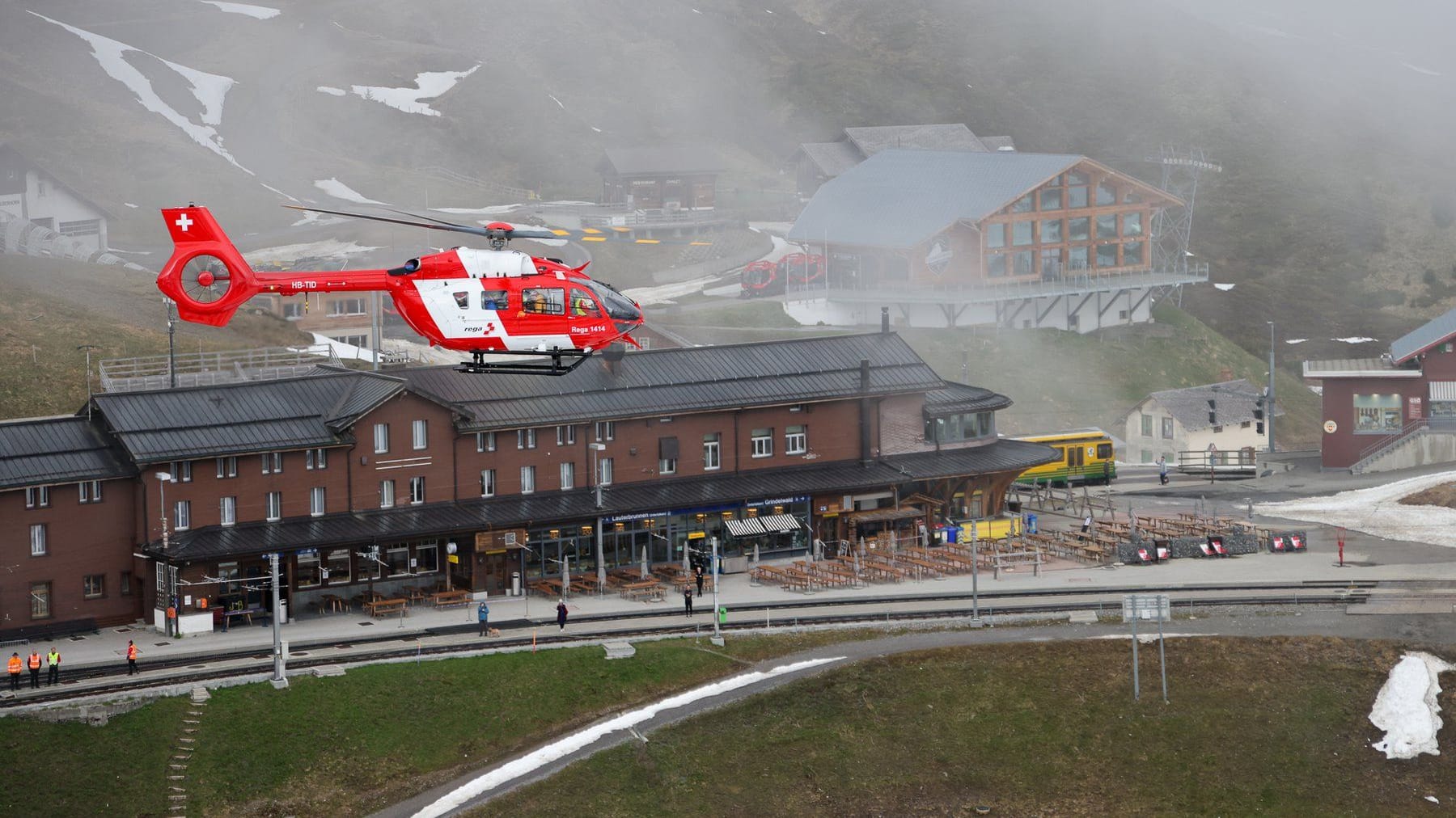 Der Rettungshubschrauber der Schweizer Bergretter: Starke Winde erschwerten den Einsatz.