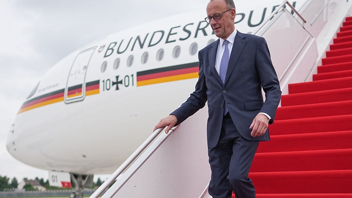 Erste Kanzlerreise: Neustart in Paris - Ärger in Warschau