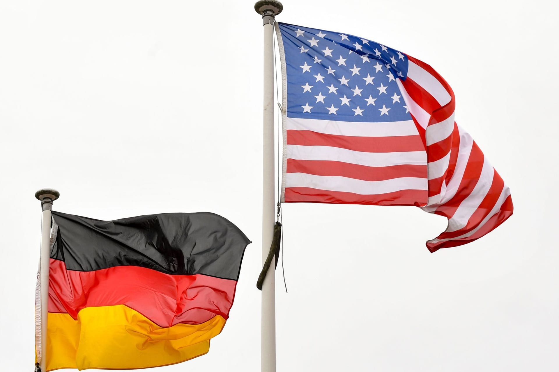 Flaggen der USA und von Deutschland