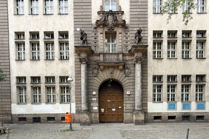 Blick auf den Eingang der Carl-Bolle-Grundschule in Berlin-Moabit: Hier sollen Schüler einen Lehrer über Monate beleidigt und gemobbt haben.