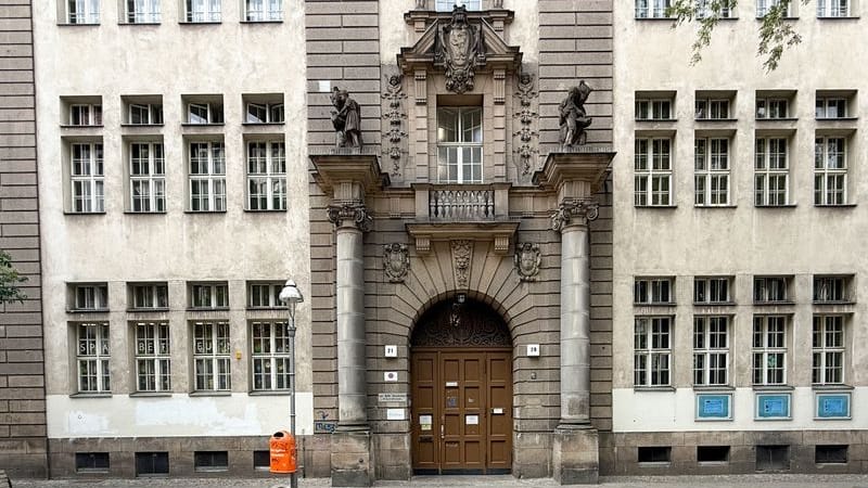 Blick auf den Eingang der Carl-Bolle-Grundschule in Berlin-Moabit: Hier sollen Schüler einen Lehrer über Monate beleidigt und gemobbt haben. Blick auf den Eingang der Carl-Bolle-Grundschule in Berlin-Moabit: Hier sollen Schüler einen Lehrer über Monate beleidigt und gemobbt haben.