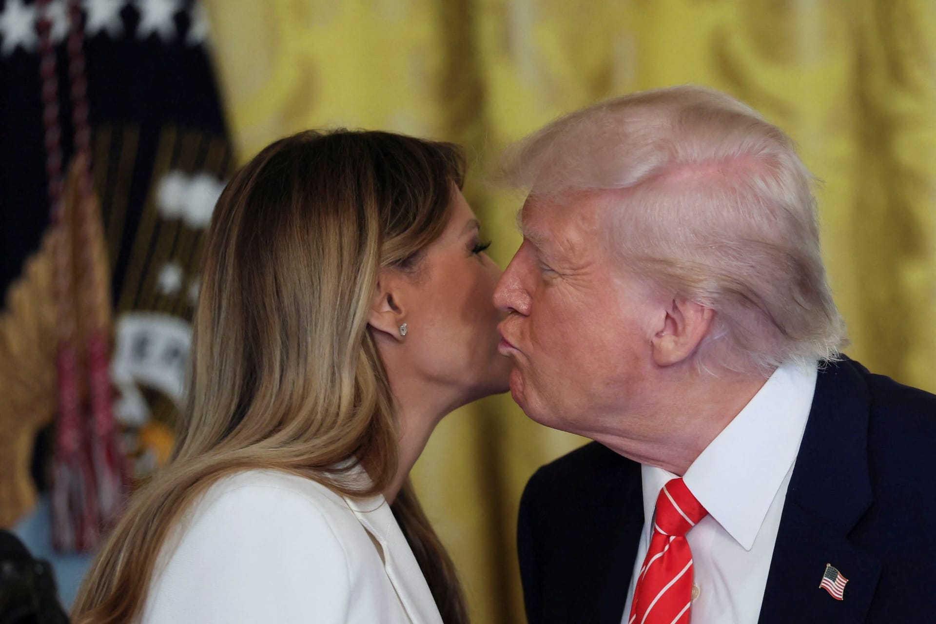 Donald und Melania Trump im Weißen Haus: Ein Küsschen in Ehren. Aber auch in Liebe?