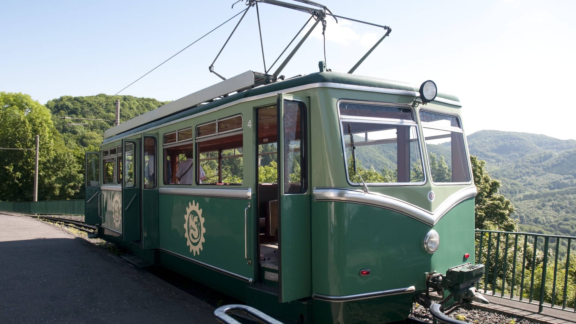 Die Zahnradbahn (Archivbild): Mit nostalgischem Charme gelangen Sie ans Ziel.