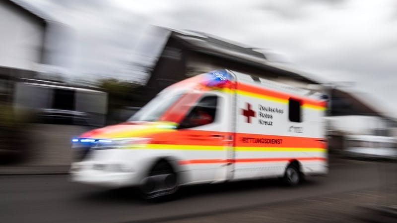 Ein Rettungswagen mit Blaulicht (Symbolbild): In Undenheim kam es nach einer Explosion zu einem Großeinsatz der Feuerwehr. Ein Rettungswagen mit Blaulicht (Symbolbild): In Undenheim kam es nach einer Explosion zu einem Großeinsatz der Feuerwehr.