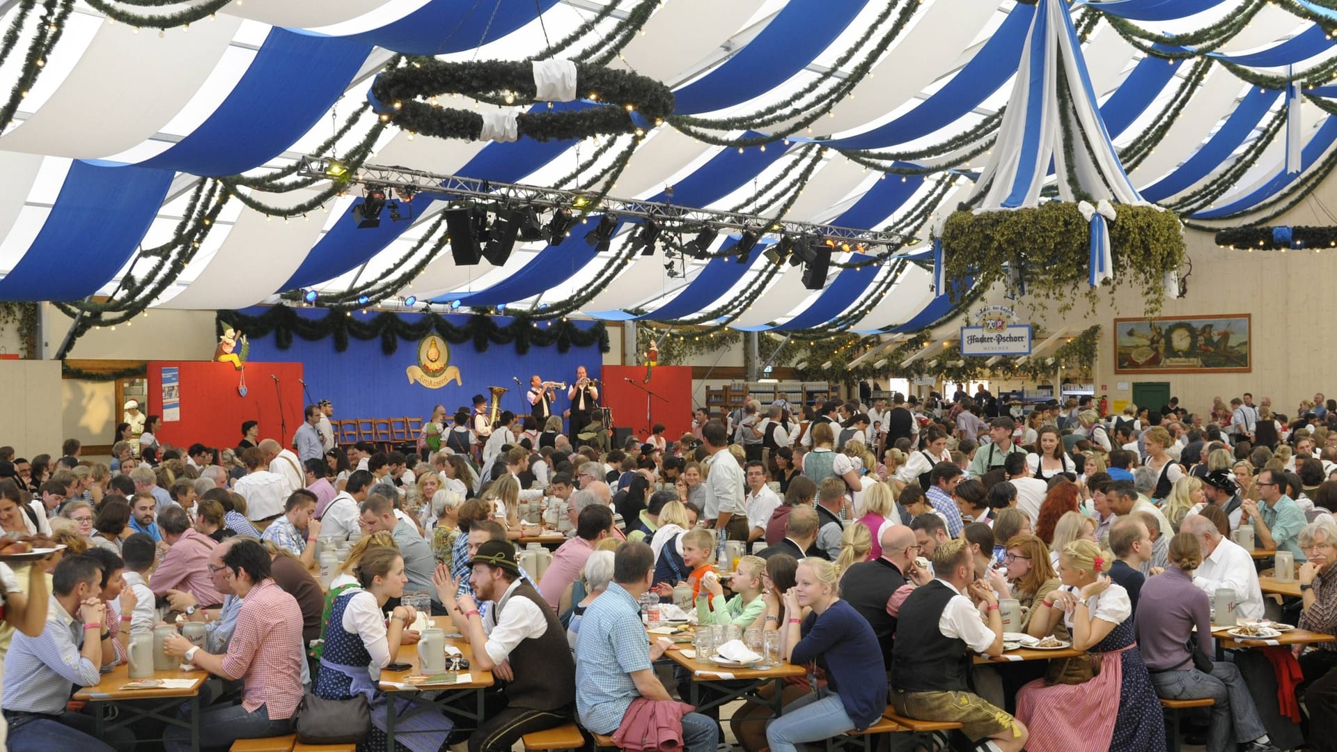 Besucher im Herzkasperlzelt auf der "Oidn Wiesn". (Archivfoto)