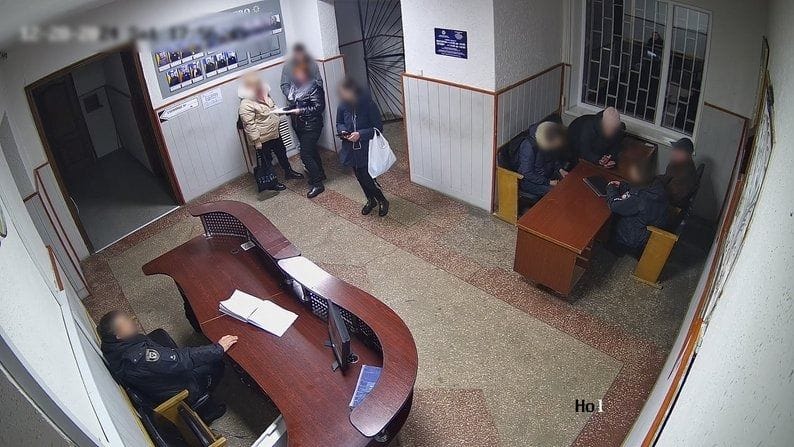 Ein 15-jähriges Mädchen mit einem Sprengsatz auf einer Polizeiwache.