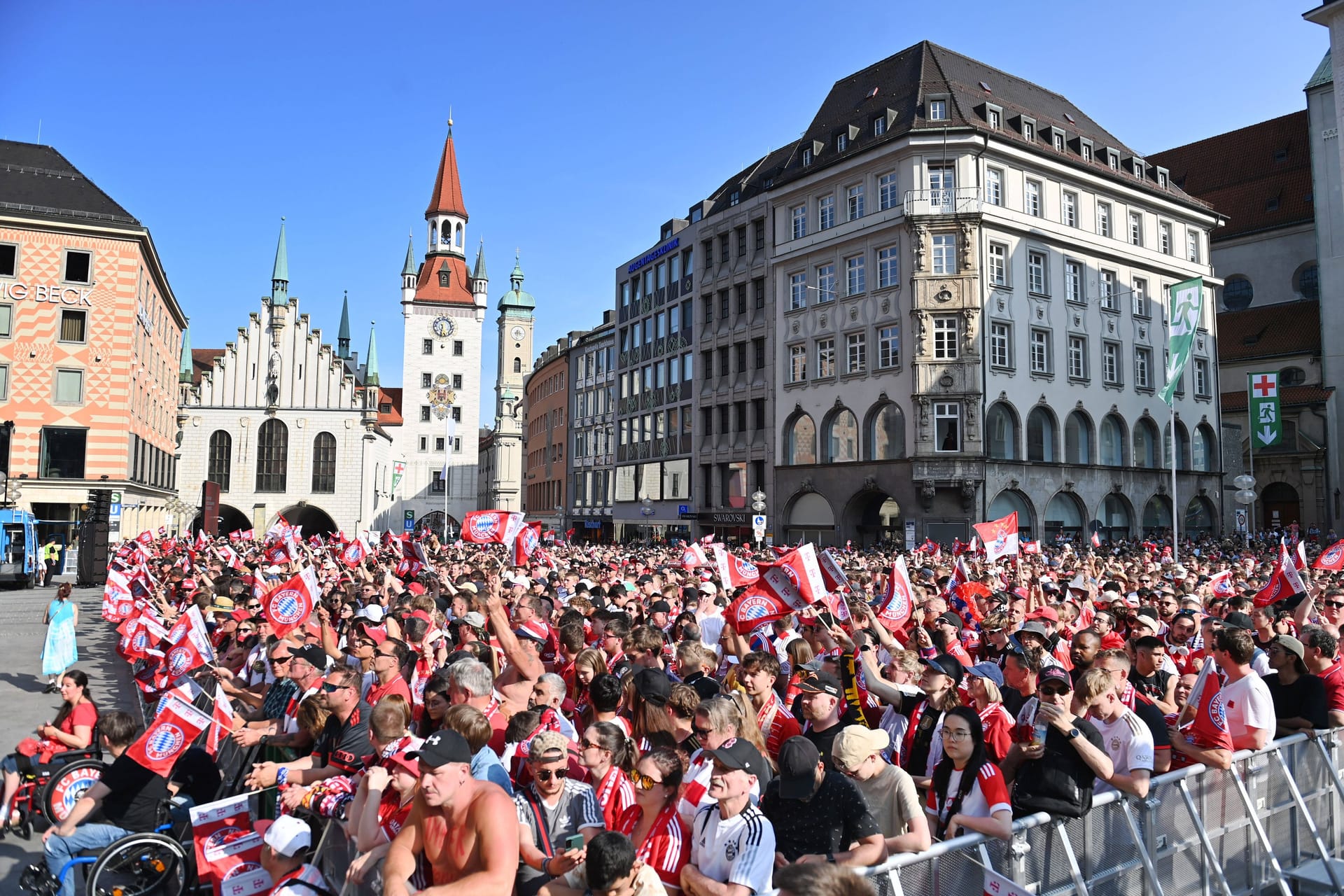 Fans des FC Bayern bei der bislang letzten Meisterfeier 2023 (Archivbild): Damals kamen rund 20.000 Menschen auf den Marienplatz.