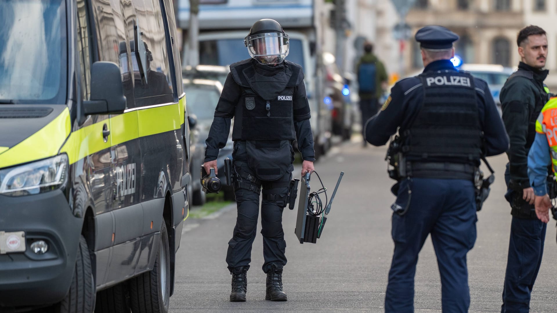 Spezialkräfte der Polizei im Einsatz (Symbolbild): In Berlin wurden offenbar mehrere Rohrbomben in einer Wohnung entdeckt. Spezialkräfte der Polizei im Einsatz (Symbolbild): In Berlin wurden offenbar mehrere Rohrbomben in einer Wohnung entdeckt.