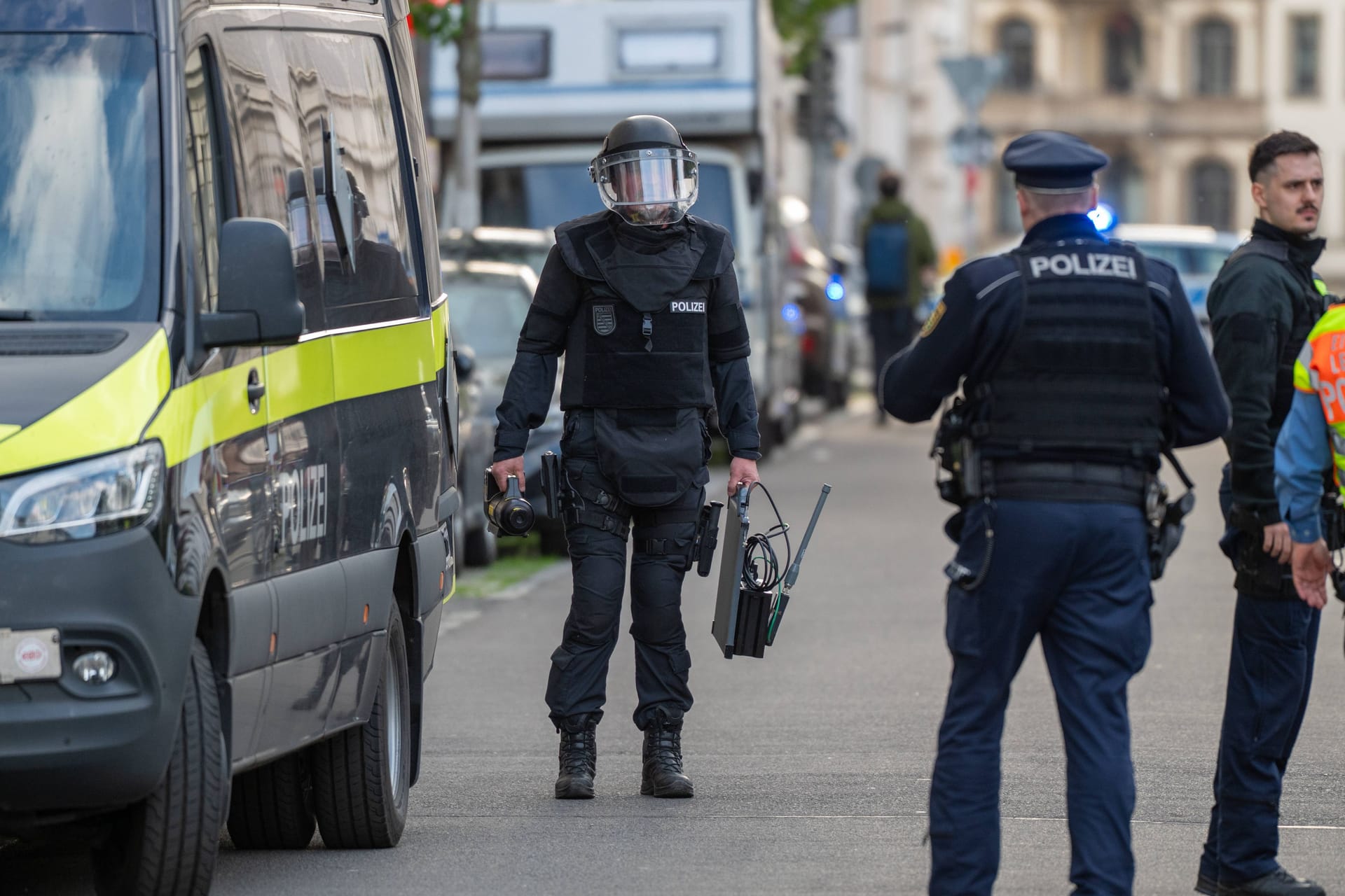 Spezialkräfte der Polizei im Einsatz (Symbolbild): In Berlin wurden offenbar mehrere Rohrbomben in einer Wohnung entdeckt.