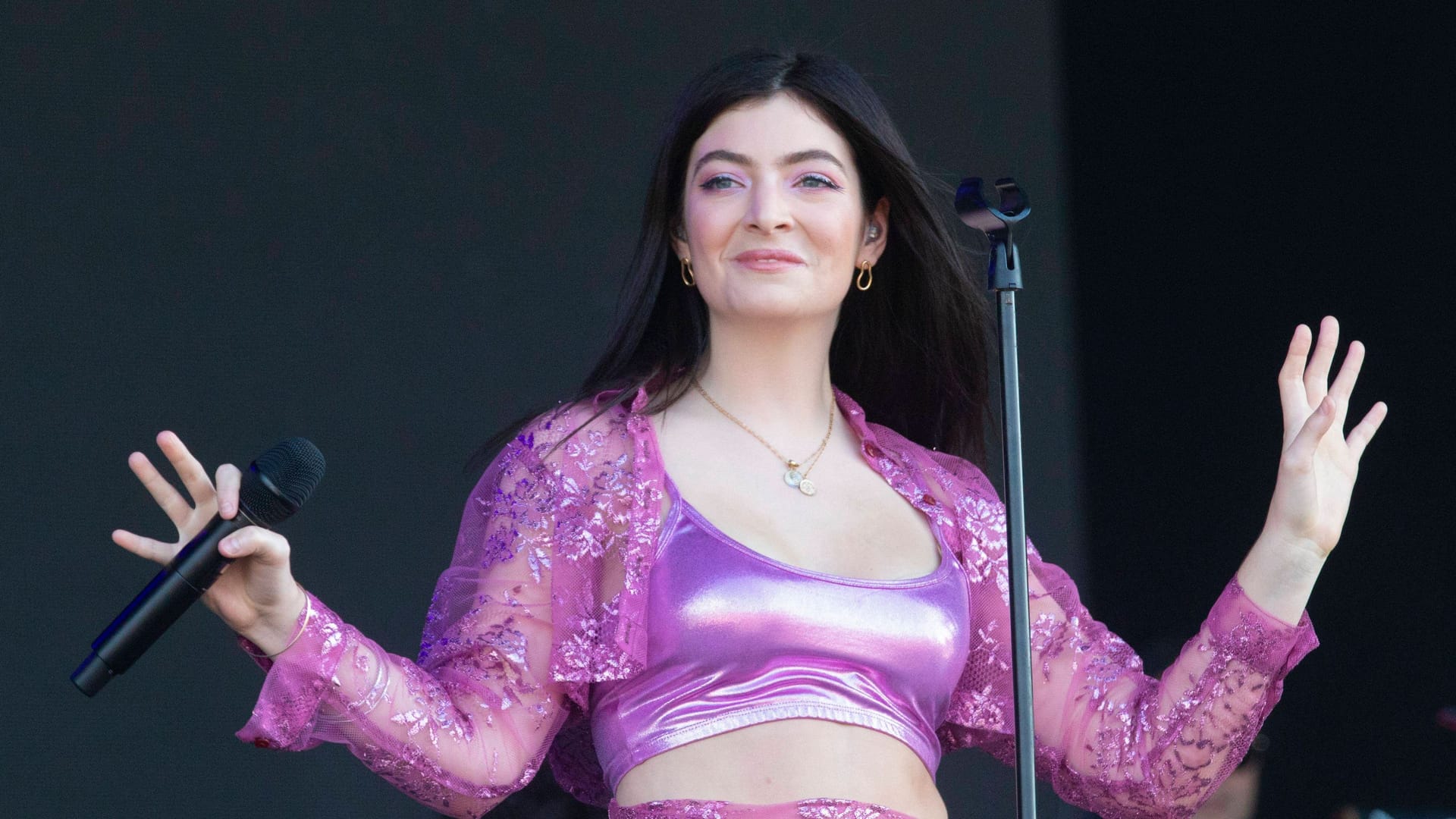 Lorde bei einem Auftritt (Archivfoto): Die Sängerin kommt im Dezember nach Köln.