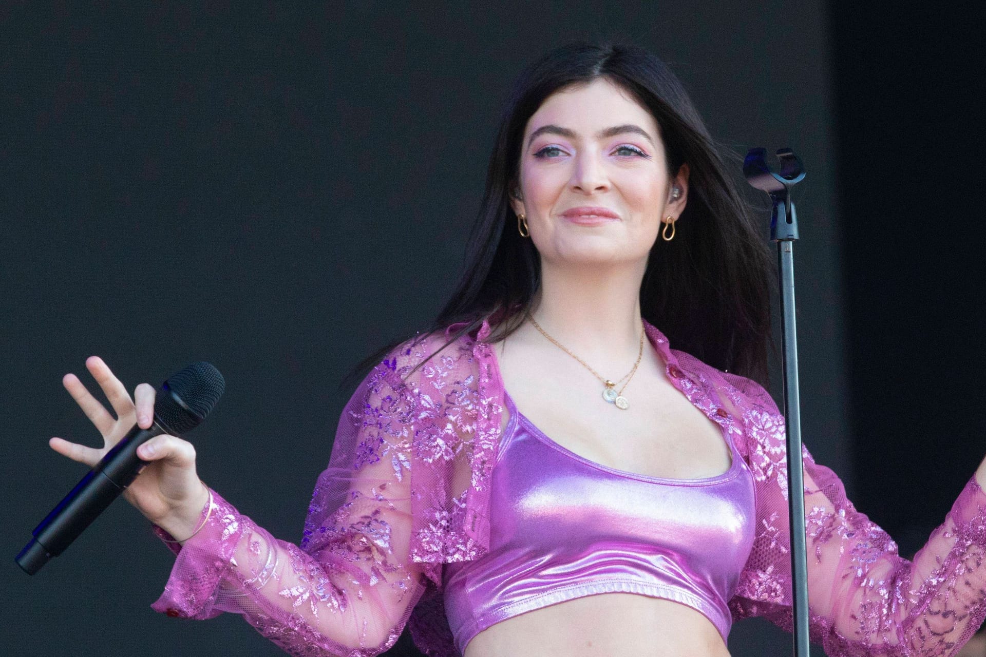 Lorde bei einem Auftritt (Archivfoto): Die Sängerin kommt im Dezember nach Köln.