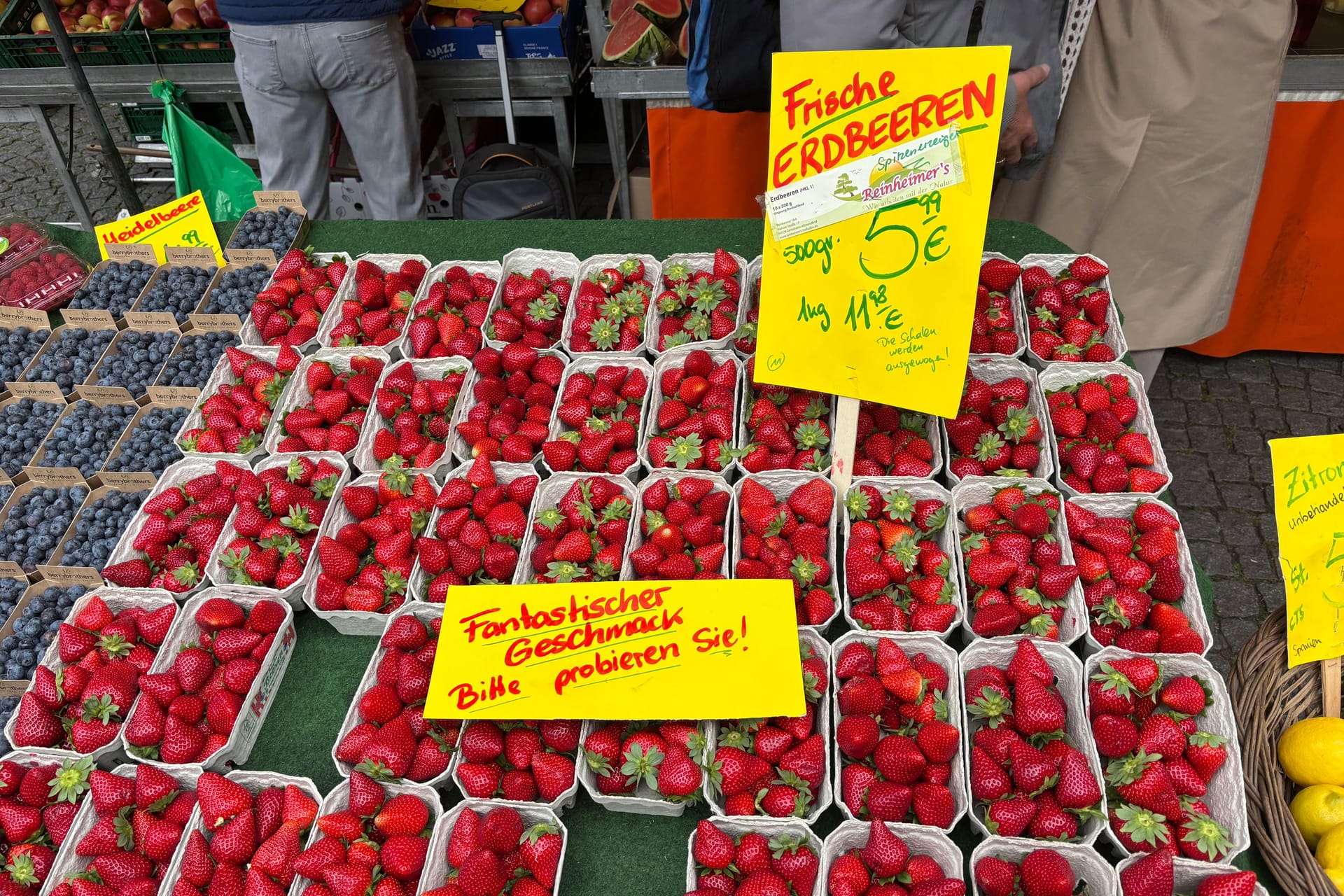Erdbeeren auf dem Wochenmarkt in Frankfurt-Bornheim: Aktuell wird das Obst zu hohen Preisen angeboten.