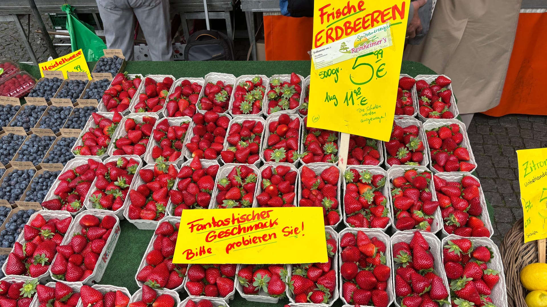 Erdbeeren auf dem Wochenmarkt in Frankfurt-Bornheim: Aktuell wird das Obst zu hohen Preisen angeboten. Erdbeeren auf dem Wochenmarkt in Frankfurt-Bornheim: Aktuell wird das Obst zu hohen Preisen angeboten.