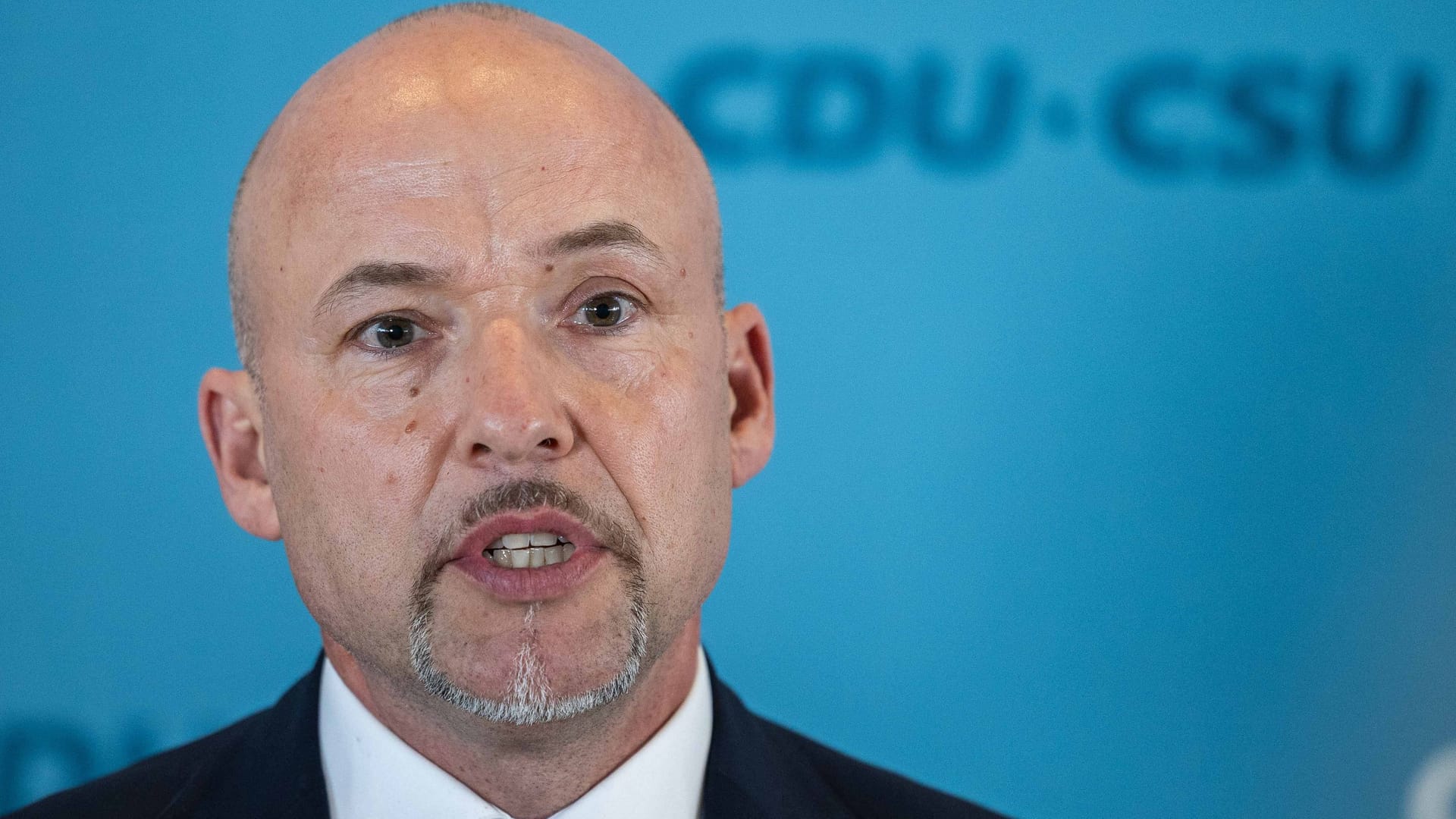 Alexander Hoffmann gibt eine Pressekonferenz im Anschluss an die gescheiterte Kanzlerwahl vergangene Woche (Archivbild). Alexander Hoffmann gibt eine Pressekonferenz im Anschluss an die gescheiterte Kanzlerwahl vergangene Woche (Archivbild).
