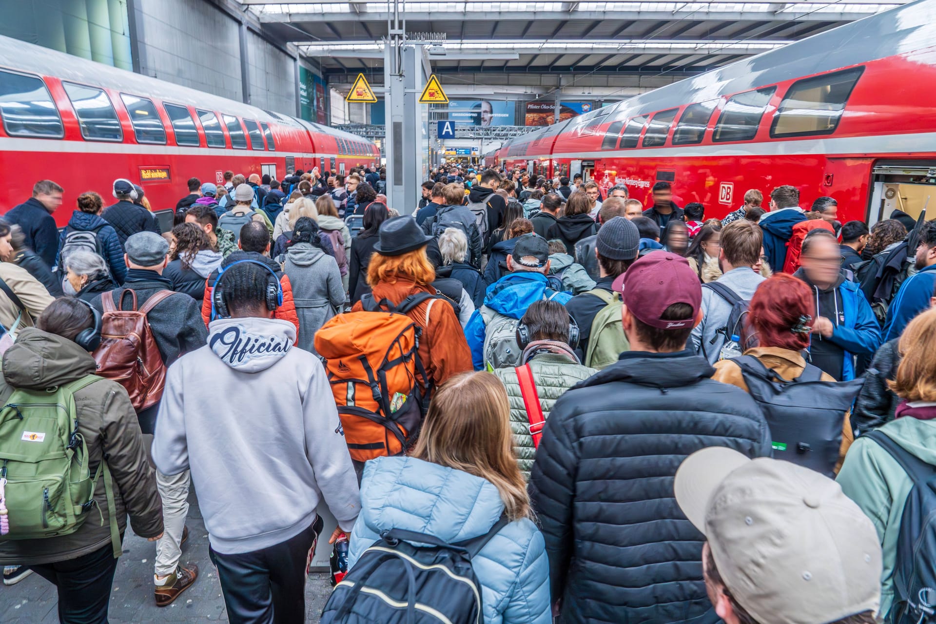 Bahnreisende zwischen Regionalbahnen am Münchner Hauptbahnhof (Symbolfoto): Am Dienstagnachmittag kam es zu Problemen rund um die Isar-Metropole.