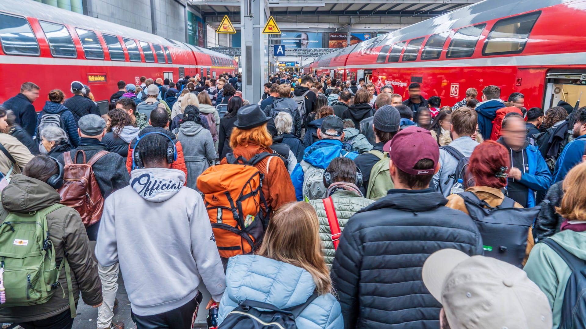 Bahnreisende zwischen Regionalbahnen am Münchner Hauptbahnhof (Symbolfoto): Am Dienstagnachmittag kam es zu Problemen rund um die Isar-Metropole. Bahnreisende zwischen Regionalbahnen am Münchner Hauptbahnhof (Symbolfoto): Am Dienstagnachmittag kam es zu Problemen rund um die Isar-Metropole.