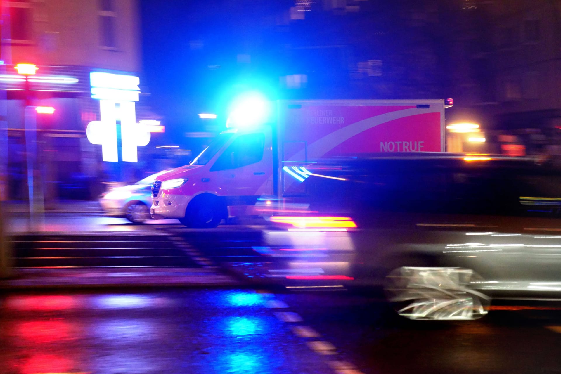 Feuerwehr im Einsatz (Archivbild): Bei einem Unfall ist ein Mensch lebensgefährlich verletzt worden.