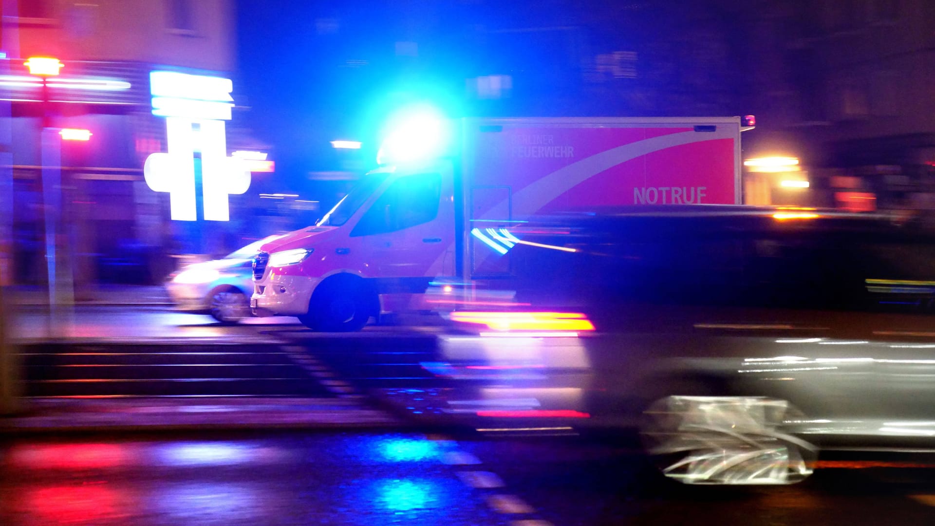 Feuerwehr im Einsatz (Archivbild): Bei einem Unfall ist ein Mensch lebensgefährlich verletzt worden. Feuerwehr im Einsatz (Archivbild): Bei einem Unfall ist ein Mensch lebensgefährlich verletzt worden.