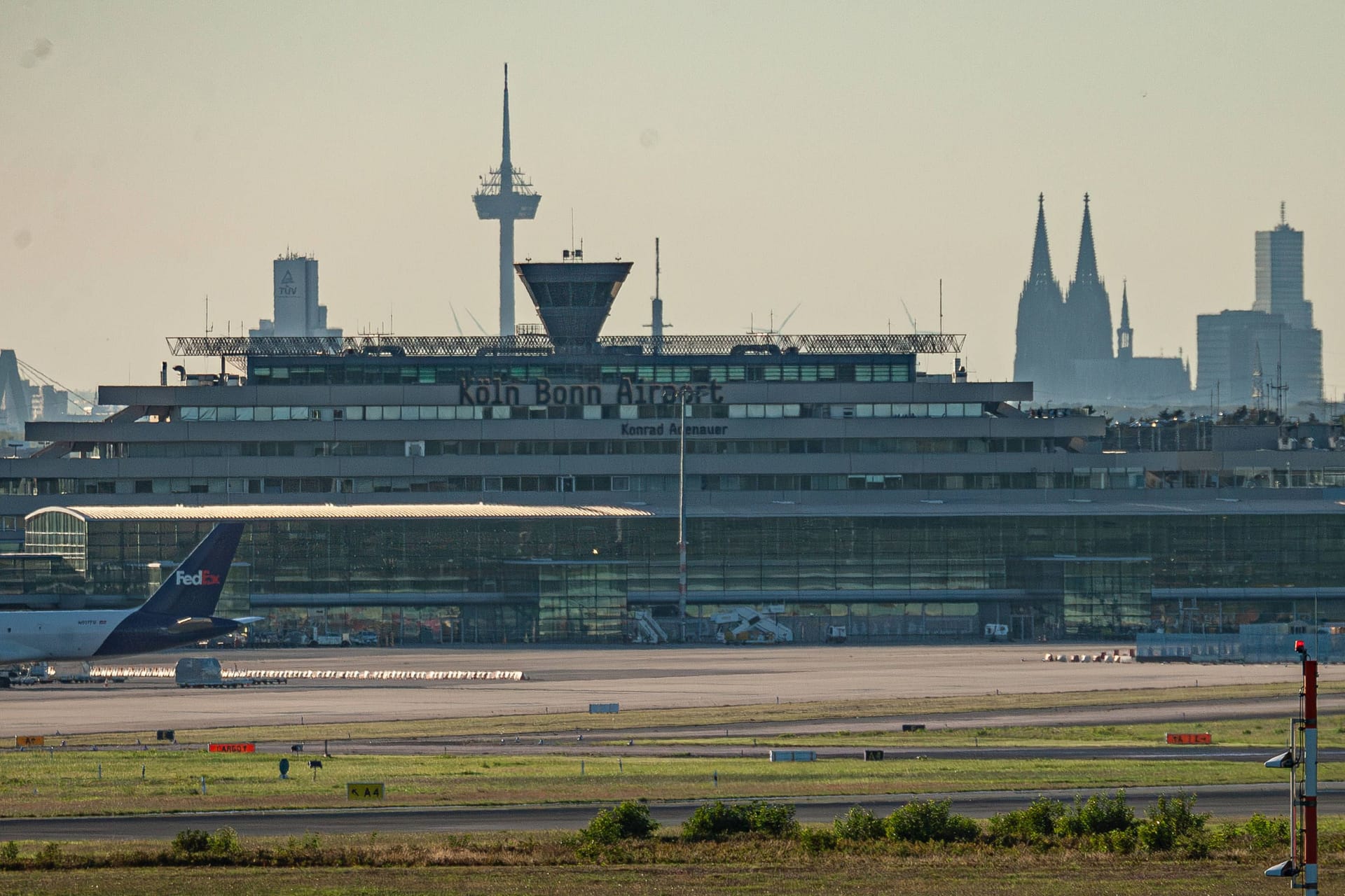 Der Flughafen Köln/Bonn mit der Domstadt im Hintergrund (Archivfoto): Die Passagierzahlen steigen deutlich.