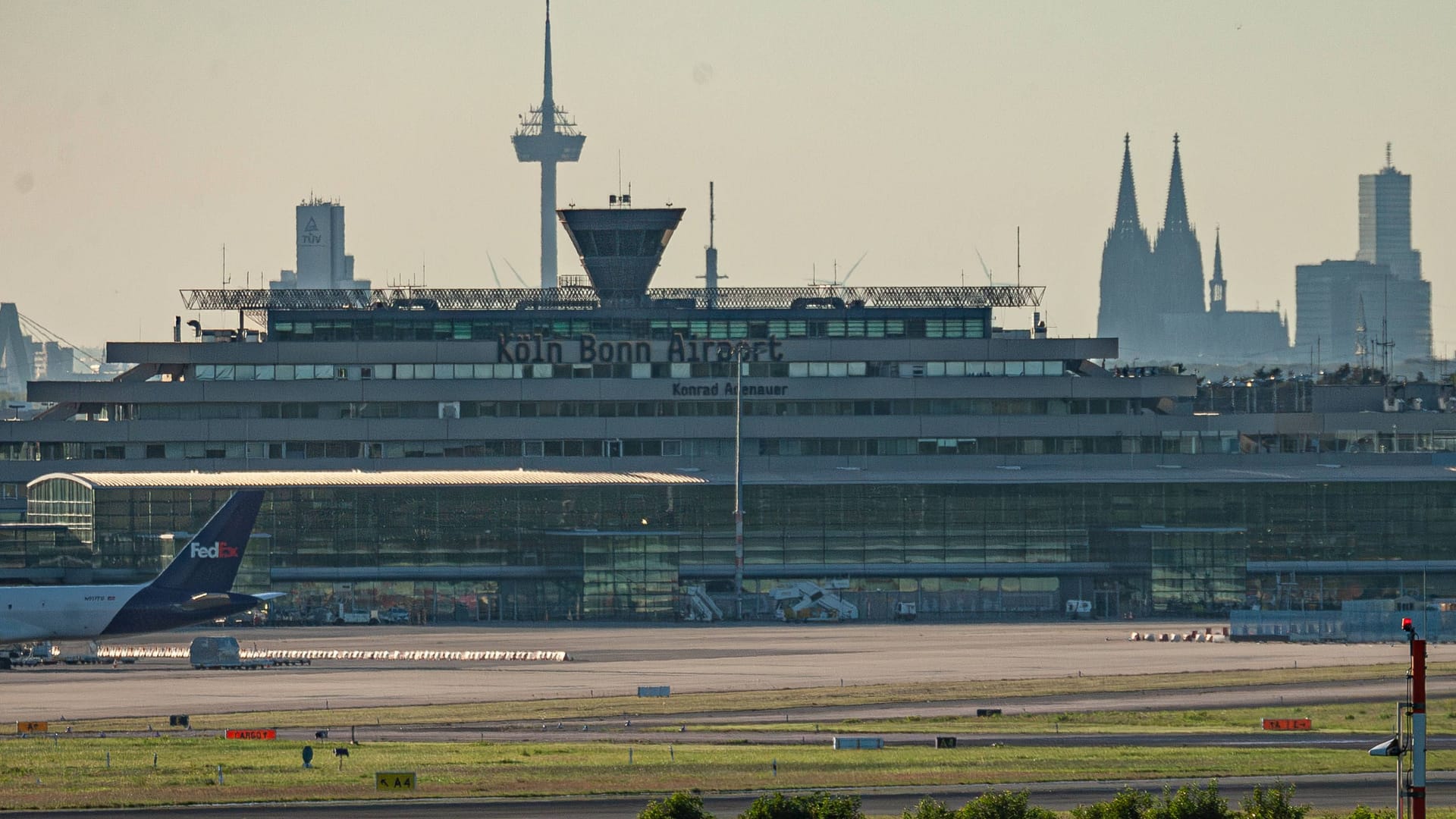 Der Flughafen Köln/Bonn mit der Domstadt im Hintergrund (Archivfoto): Die Passagierzahlen steigen deutlich.