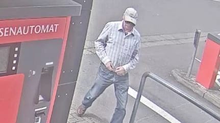 Der Gesuchte auf dem Weg zu einem Kassenautomaten: Seit April soll der Gesuchte immer wieder Anschläge verüben.