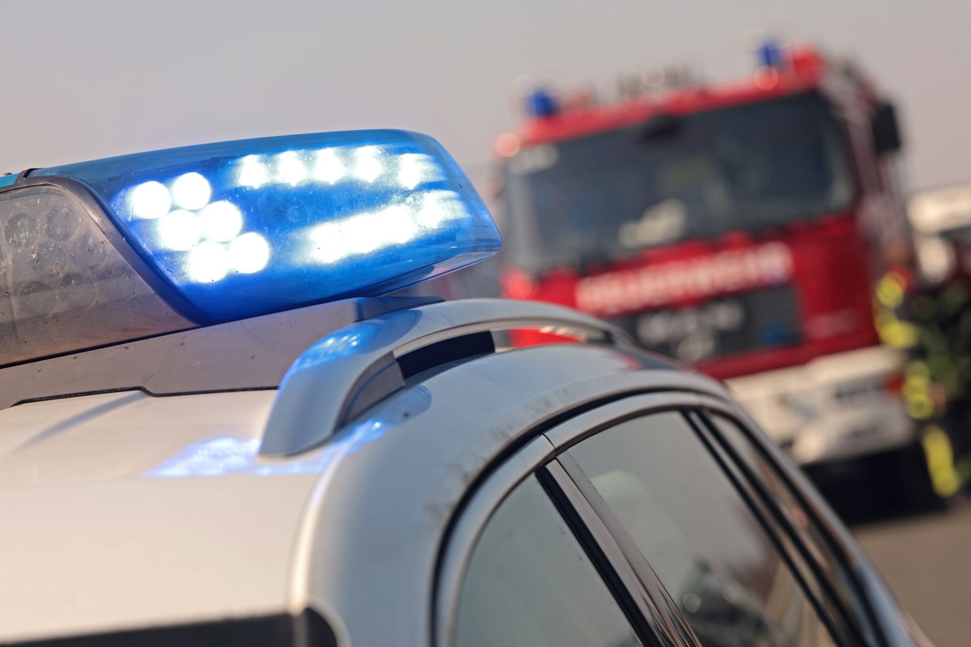 Feuerwehr löscht brennenden Lastwagen auf A33 Feuerwehr löscht brennenden Lastwagen auf A33