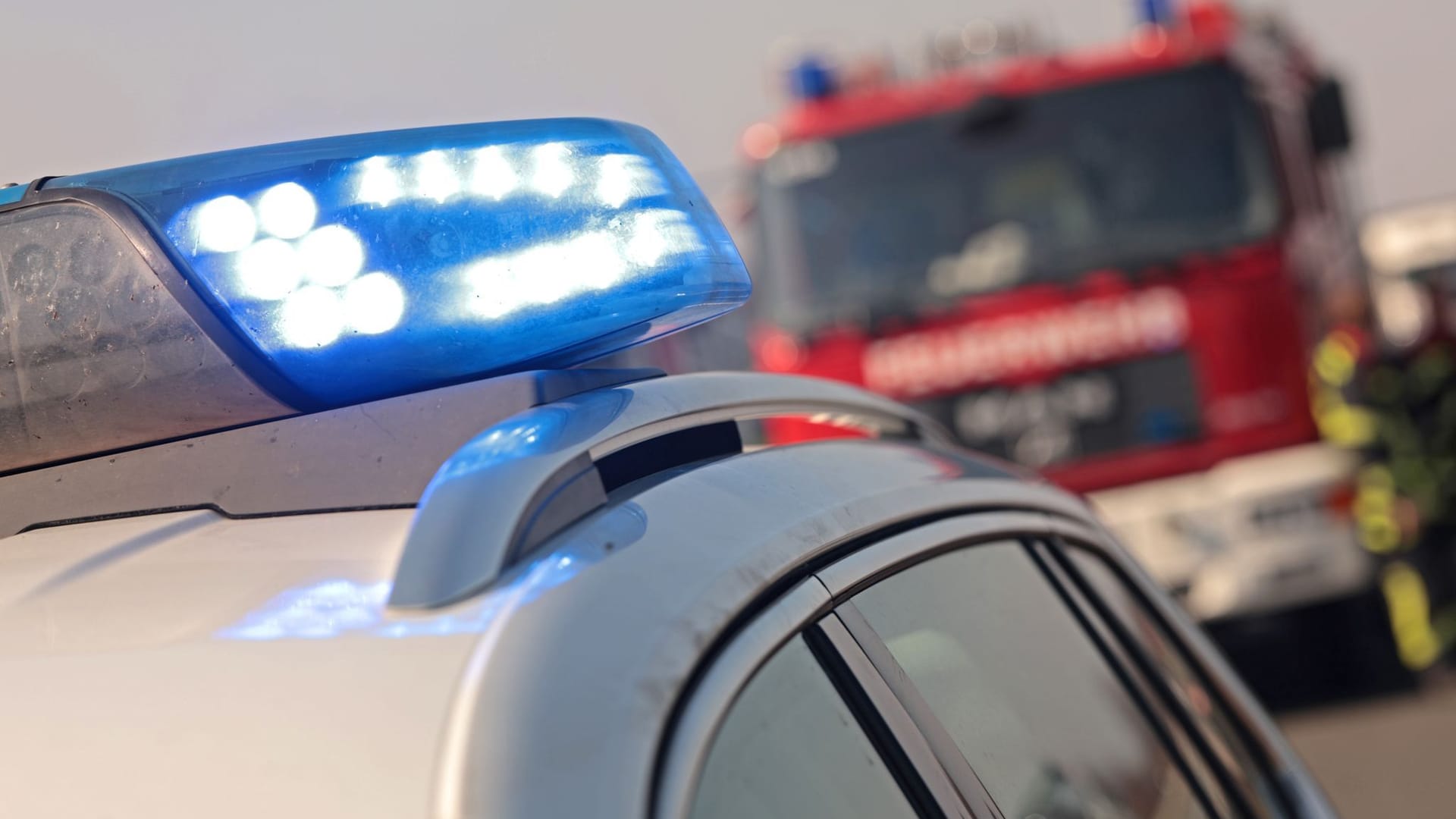 Feuerwehr löscht brennenden Lastwagen auf A33 Feuerwehr löscht brennenden Lastwagen auf A33