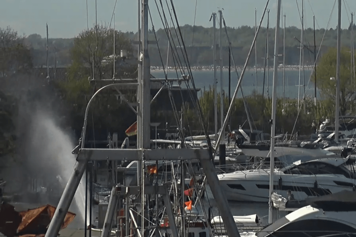 Der Unglücksort im Hafen von Niendorf: Aus einem Schlauch spritzt Wasser auf die Promenade.