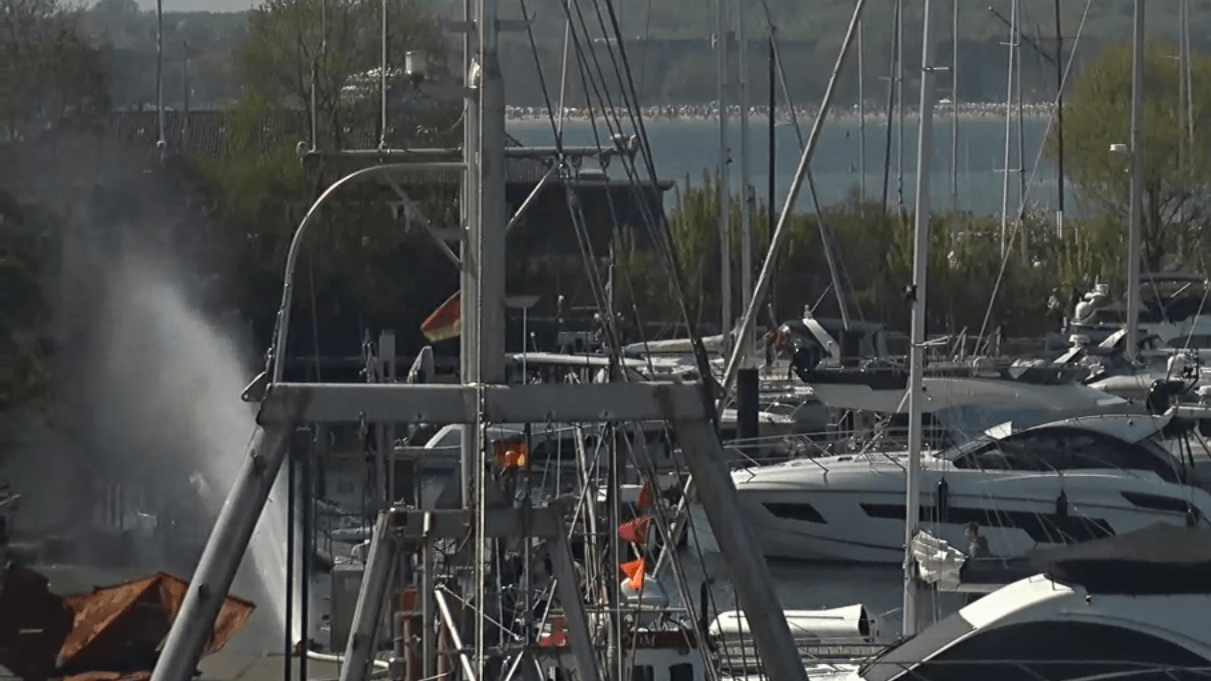 Der Unglücksort im Hafen von Niendorf: Aus einem Schlauch spritzt Wasser auf die Promenade.