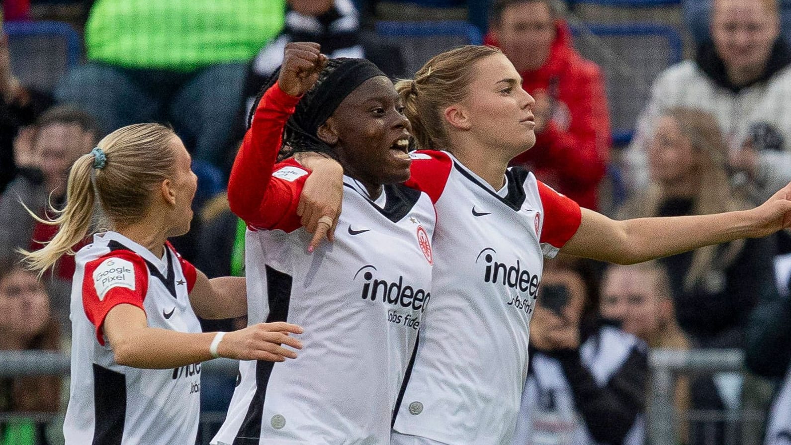 Nicole Anyomi (M.): Die Stürmerin ist mit 14 Toren und neun Assists zur besten Bundesliga-Scorerin avanciert.