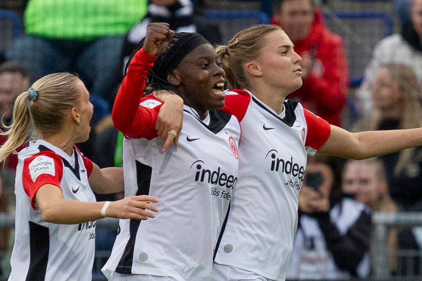 Nicole Anyomi (M.): Die Stürmerin ist mit 14 Toren und neun Assists zur besten Bundesliga-Scorerin avanciert.