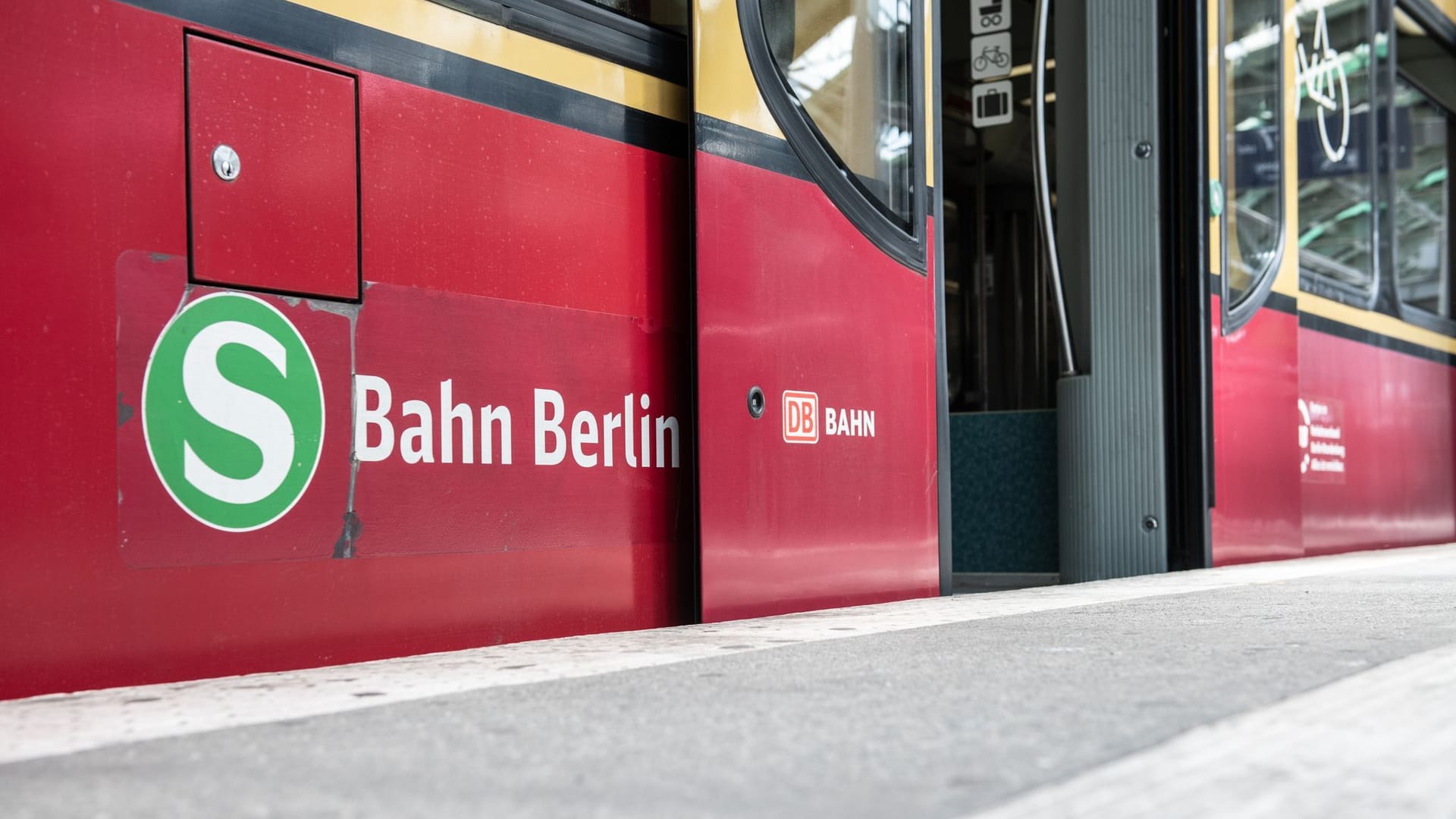 ARCHIV - 18.07.2018, Berlin: 18.07.2018, Berlin: Eine S-Bahn steht mit geöffneten Türen im Ostbahnhof. (zu dpa: «Verspätungen und Ausfälle auf Berliner S-Bahn-Linien») Foto: Paul Zinken/dpa +++ dpa-Bildfunk +++ ARCHIV - 18.07.2018, Berlin: 18.07.2018, Berlin: Eine S-Bahn steht mit geöffneten Türen im Ostbahnhof. (zu dpa: «Verspätungen und Ausfälle auf Berliner S-Bahn-Linien») Foto: Paul Zinken/dpa +++ dpa-Bildfunk +++